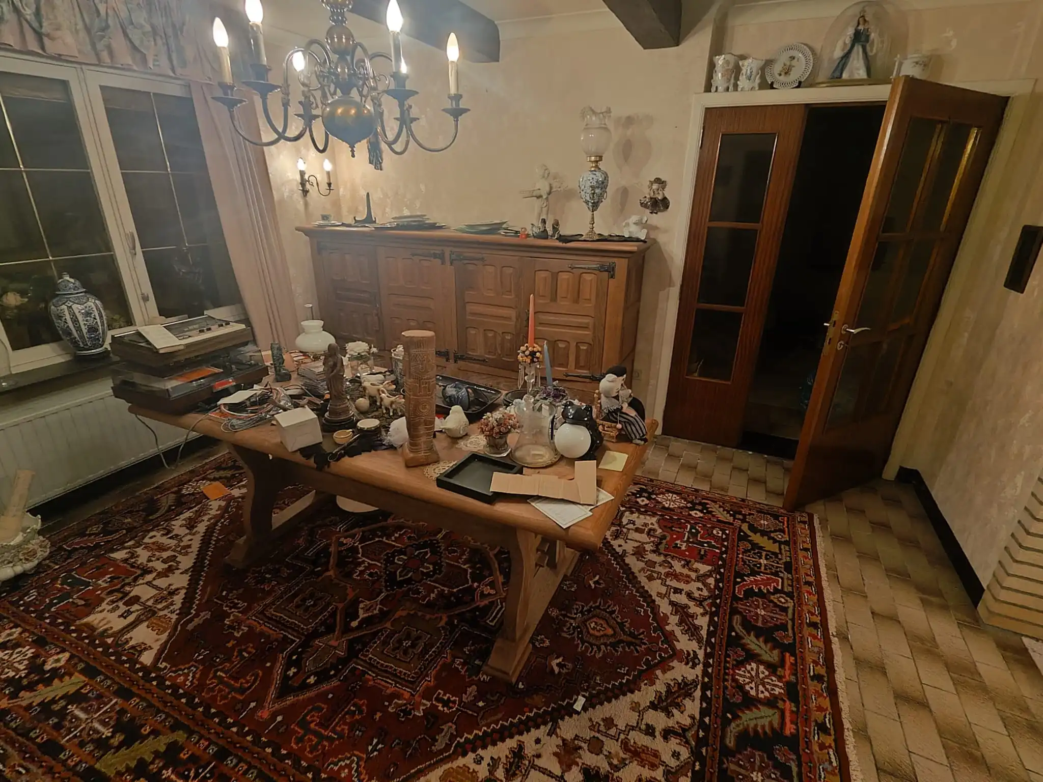 Een living van een huis dat opgeruimd moet worden.